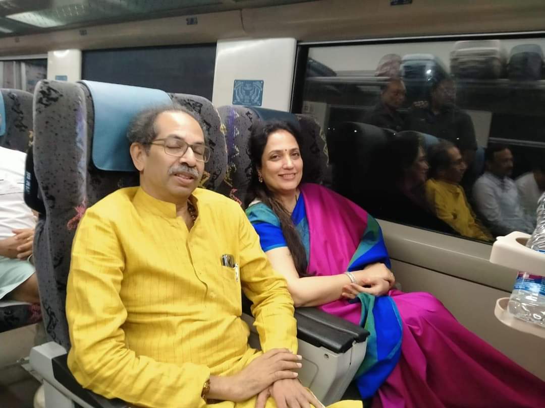 हीच तर #ModiKiGuarantee

कुठे आहे विकास म्हणून ओरडणारे उबाठा जेव्हा वंदे भारत ट्रेन मधून प्रवास करून लाभार्थी होतात तेव्हा समाधान वाटतं.

लवकरच बुलेट ट्रेन ची देखील सफर घडवून आणणार हे नक्की कारण #ModiHaiToMumkinHai

#विरोधक_देखील_लाभार्थी