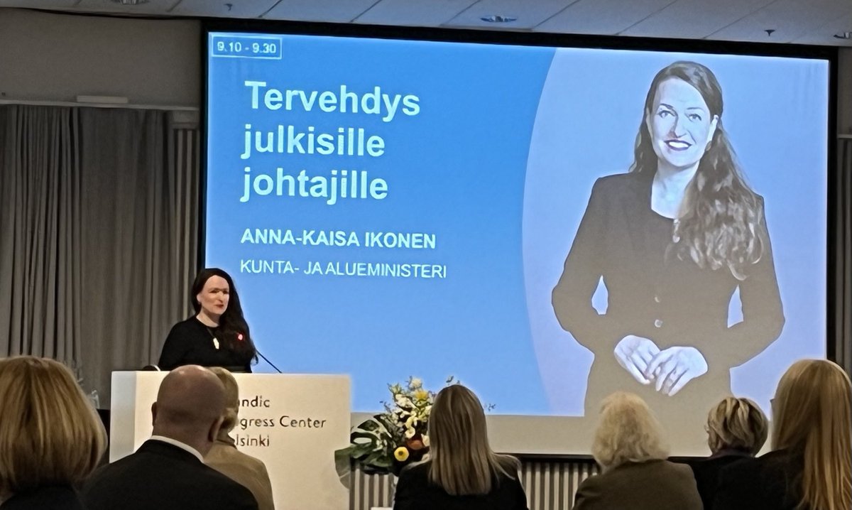 ”Korvia, silmiä ja sydäntä” sekä systeemistä ajattelua tarvitaan yhä enemmän julkisessa johtamisessa. ⁦Johtajat ovat ihmisiä ja palvelua varten. Kulmahuonejohtaminen ei toimi enää. Kunta- ja alueministeri <a href="/IkonenAK/">Anna-Kaisa Ikonen</a>⁩ avasi ⁦#julkinenjohtaminen -tilaisuuden <a href="/VMuutiset/">Valtiovarainministeriö | Finansministeriet</a>⁩
