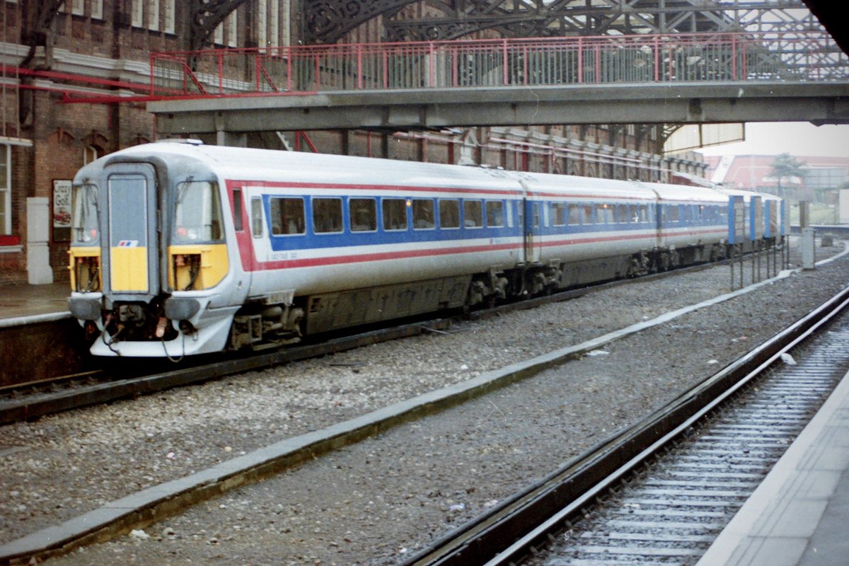 miles_chains's tweet image. A not so sunny day on the south coast, and a ‘Wessex’ 442 stands in the platform humming away to itself. A mighty unit, and definitely one of my all time favourite EMUs, adored travelling on this trains, so sad they are no longer with us. #Class442 #Wessex #Bournemouth #NSE