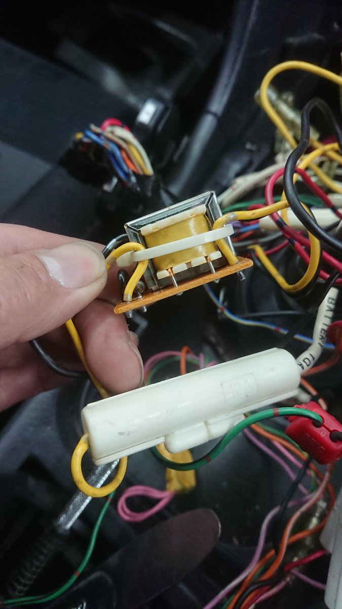 業オクで引っ張ってきたer34
納車前にホイールやらナビやら変えてたら
ナビ裏のバッテリー電源にこんなん
付いててんけど何これ？？
初めて見てんけど
何するやつ？？