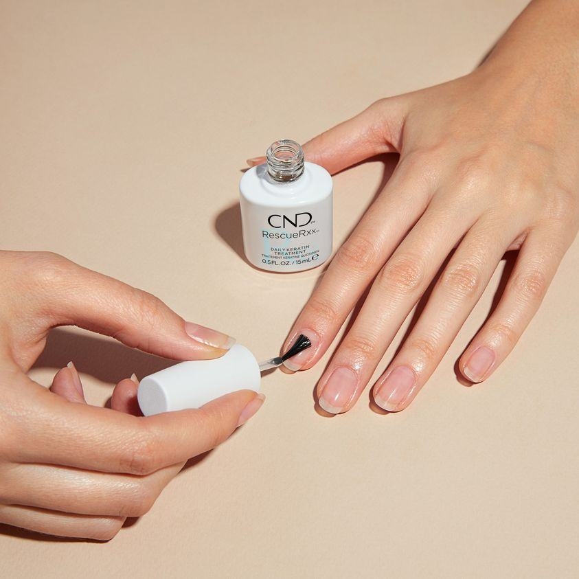 Η καθημερινή θεραπεία κερατίνης #CNDRescueRXx έχει σχεδιαστεί για να βοηθάει στο ξεφλούδισμα,το σχίσιμο των νυχιών, καθώς και τις λευκές κηλίδες. Δοκιμάστε το αν αντιμετωπίζετε κάποια από αυτές τις προκλήσεις αυτόν το χειμώνα!
✔️creativegroup.gr
.
#cndgreece #creativegroup