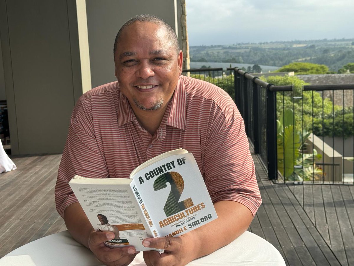 WandileSihlobo's tweet photo. Mr Guy Redman, HoD, Department of Cultural Affairs and Sport in the Western Cape, reads "A Country of 2 Agricultures". 

As I wrote in the dedication, this book is for everyone who cares about bettering South Africa.