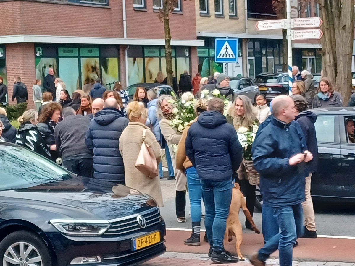 Gisteren heeft DenDolder afscheid genomen van een prachtige mens/ondernemer Monique Wouters van Dierexpert. Honderden mensen vormden een erehaag voor haar winkel. Prachtige samenhorigheid.