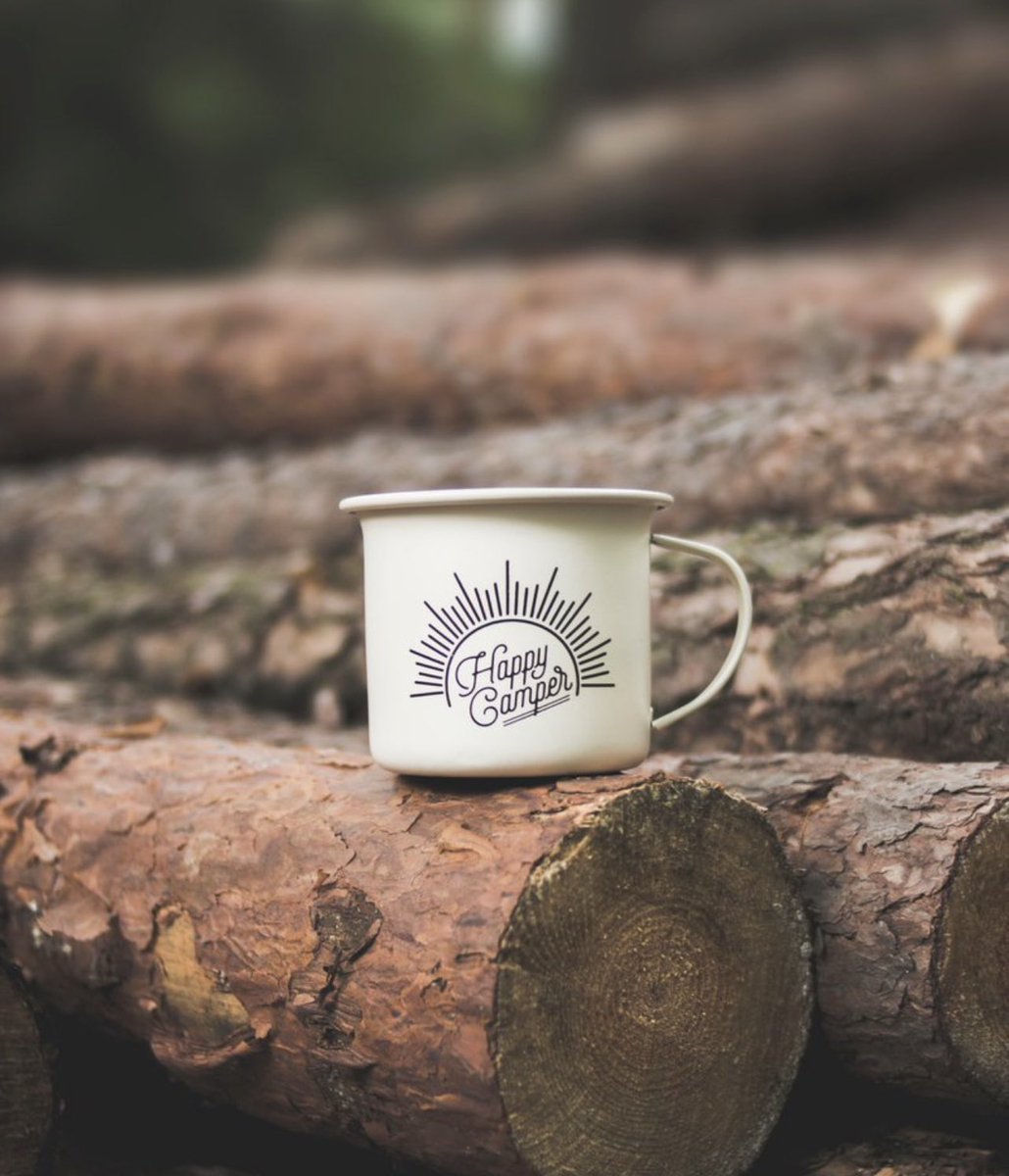 <a href="/Lamisaltuwijri/">لميس التويجري</a> صحيح أن الصمت محرقة في كل أحواله..
سم زعاف تطبق فمك عليه..
لا تعرف هل تمجه وتبصق به..
أو تبلعه وتغص به ثم تتسمم..
وتظل تكابد تلك الكلمة أن تنزل بك إلى قاعهم..
أن تزل بك مثلهم..
أن تكون بها معهم على ذات خشبة المسرح..
فتلوم نفسك ولو بعد حين..
فتردد بينك وبين نفسك حينها أليس ذلك