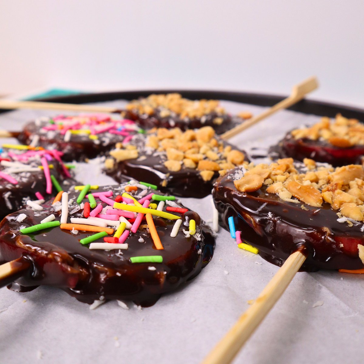 thesamscooking's tweet photo. Chocolate apple slices

#Holdspatula https://t.co/OXD1CvHOmr