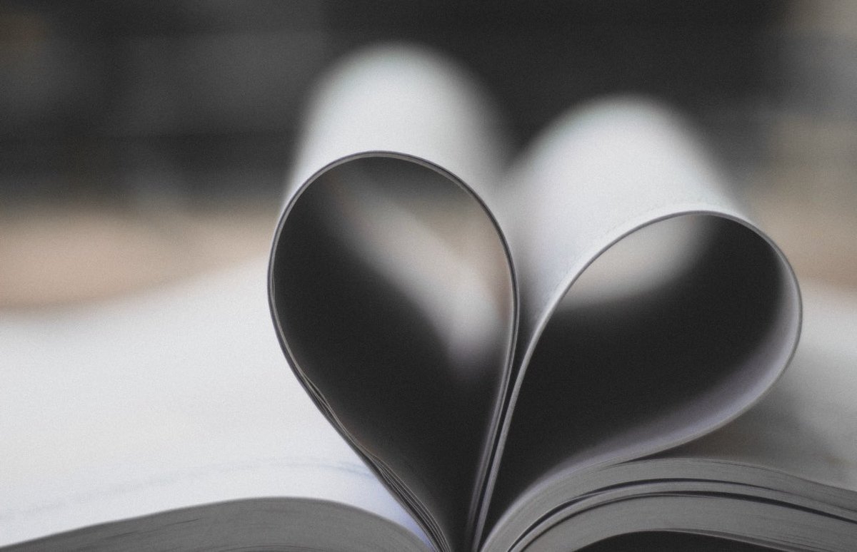 <a href="/_frame1/">بِـرواز.</a> "حبك للشيء يعمي ويصم"
حكمة مثقلة بالصحة في تفاصيلها..
مفعمة بالأحداث المتكررة عنها..
مكتظة بالتجارب التي تنطبق عليها..
حين نحب تفوز مشاعرنا  على تفكيرنا..
فننسى في خضم المعركة ذواتنا..
وحقوقنا..
وقدرنا..
نصاب على إثر تلك المعركة بالعمى فلا نرى غيرهم..
ولا نرى منهم إلا كل جميل..