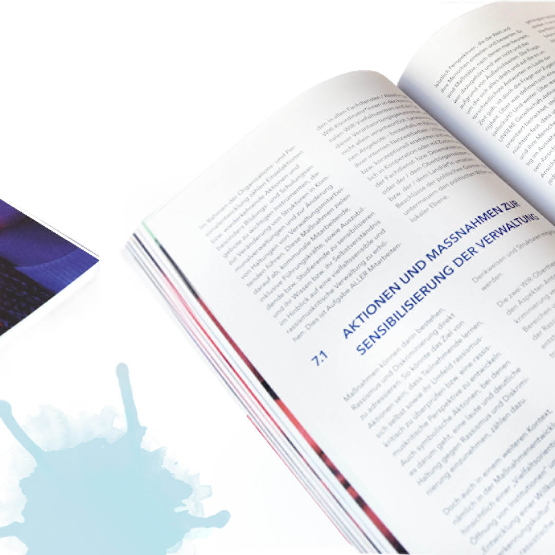 ansicht_wi's tweet photo. Mit unserem Editorial Design und der von uns dafür entwickelten Bildsprache, die ausdrucksstarke Aquarellelemente mit Fotografien verbindet, entsteht eine spannende Mischung, in der sich Vielfalt, Lebendigkeit und Offenheit widerspiegeln. https://t.co/66c8glBBsH