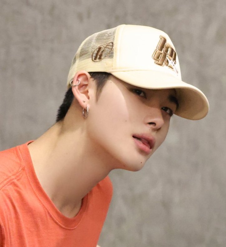 NI_KISTUDIO's tweet photo. he looked so handsome with his cap on 😩 #NI_KI #니키 https://t.co/iujB30FOKx