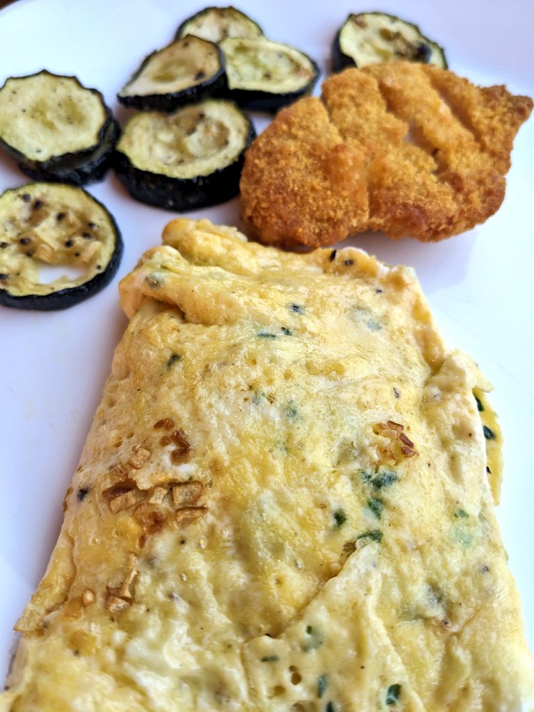 SlapTheTBuds's tweet photo. Omelette with baked zuchinni and chicken 🤩 #Omelette #zuchinni #bakedchiken #chickenfillet #foodies #foodlovers #breakfast https://t.co/iLZDG6FqhO
