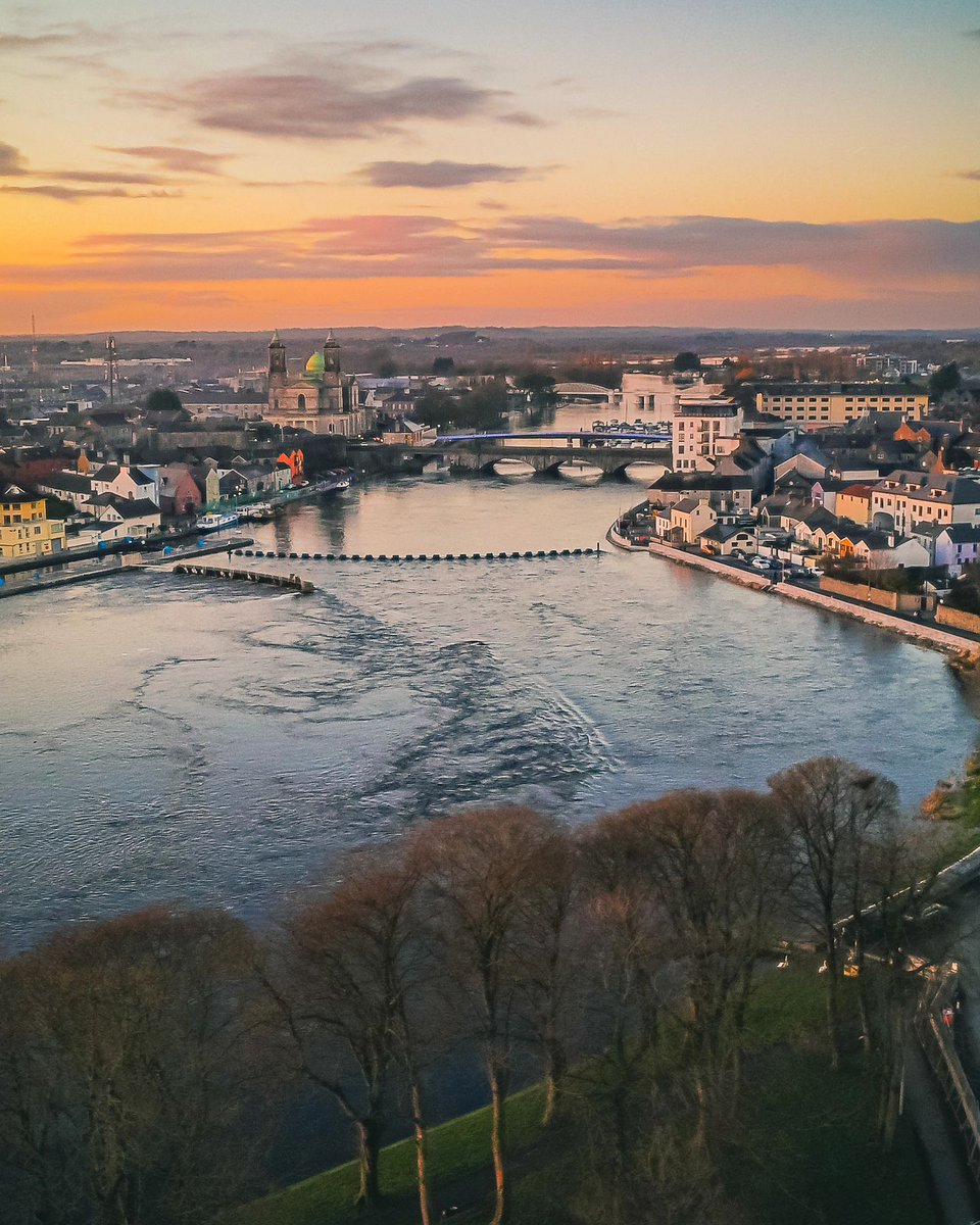 #Athlone town during golden hour = 😍🌅 From stunning riverside walkways, delicious restaurants, and one of the world's oldest pubs, we just can't get enough! 🧡 Tap to start planning! 👉 bit.ly/48VMcOh 📸 luisteix [IG] #KeepDiscovering #IrelandsHiddenHeartlands