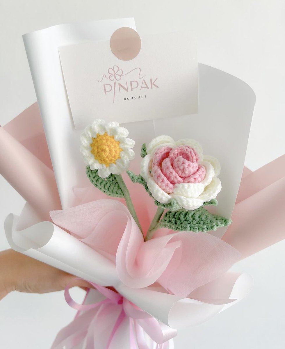 pinku_tai's tweet photo. คราวก่อนรีวิวร้านในเวียดนามไป รอบนี้ฉันเจอร้านในไทยแล้วจ้า สุดแสนจะมุ้งมิ้งเลยแกร๊ ช่อดอกไม้งานถักโครเชต์ ร้าน pinpak. bouquet ใน ig ปีนี้ใครเบื่อดอกไม้สด นี่คิดว่าแบบนี้ก็น่ารักดี แถมยังเก็บไว้ตกแต่งห้องได้ด้วย https://t.co/gCqIDUN8cO