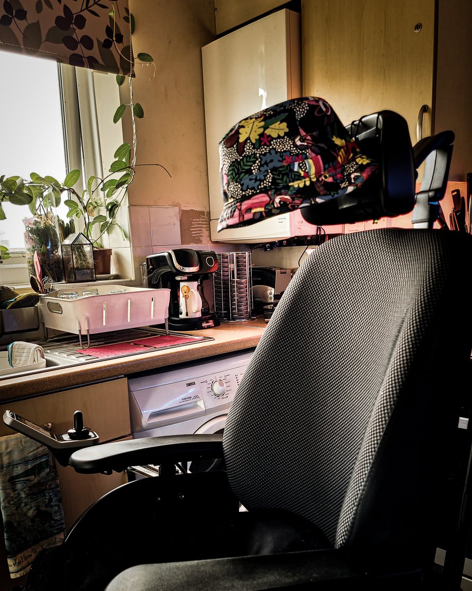 RemapUK's tweet photo. π‘ Solution Spotlight - Head Holder
π‘ A client with MND is unable to hold his head up. So, one of our engineers devised the ingenious solution of sewing magnets onto the back of his favourite hat and fixing a steel plate to the headrest of his wheelchair.
#CustomSolution #MND https://t.co/uWsqIbbv57