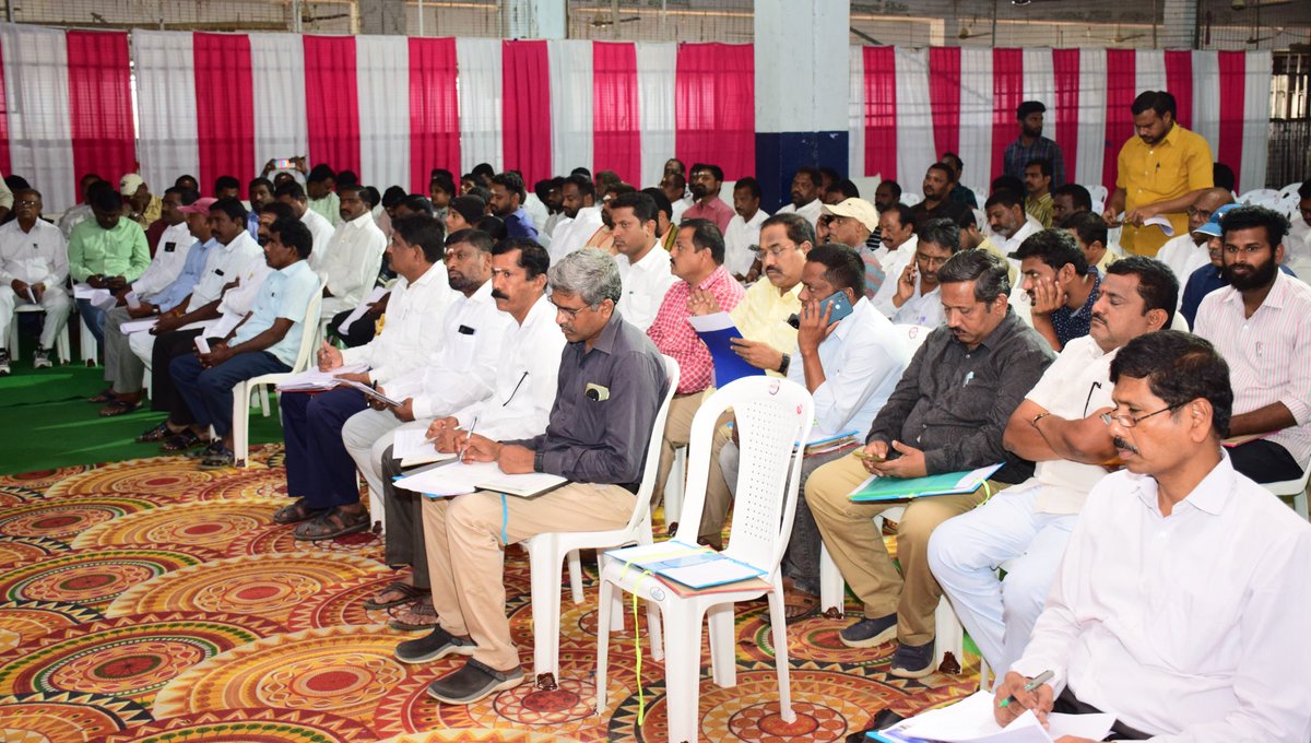 వేములవాడలో మార్చి 7వ తేదీ నుంచి 9వ తేదీ వరకు మహాశివరాత్రి జాతర జరగనున్న నేపథ్యంలో జాతర ఏర్పాట్లపై ఆలయంలోని ఓపెన్‌ స్లాబ్‌లో ప్రభుత్వ శాఖల అధికారులతో సమావేశం నిర్వహించిన గౌరవ ప్రభుత్వ విప్ శ్రీ <a href="/AadiSrinivasINC/">AADI SRINIVAS</a> గారు.

<a href="/TelanganaCMO/">Telangana CMO</a> <a href="/KondaSurekha/">Konda Surekha</a> <a href="/IPRTelangana/">IPRDepartment</a> <a href="/Collector_RSL/">CDM_RajannaSircilla</a>