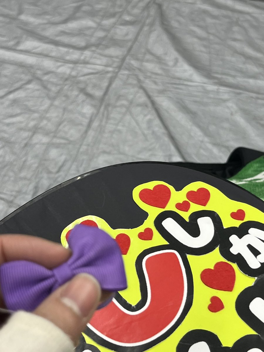 Oneheaart_1's tweet photo. 念願叶い、オーカーン様のリボン頂き、無事に天へ召されました😭😭😭😭家宝が増えた😭😭😭
シングルのベルトを巻いたオーカーン様を拝めて幸せです😭👑💚
不器用な私のためにうちわを作ってくれた素晴らしき友人にも感謝です😭😭😭 https://t.co/uGJbRJ6s1u