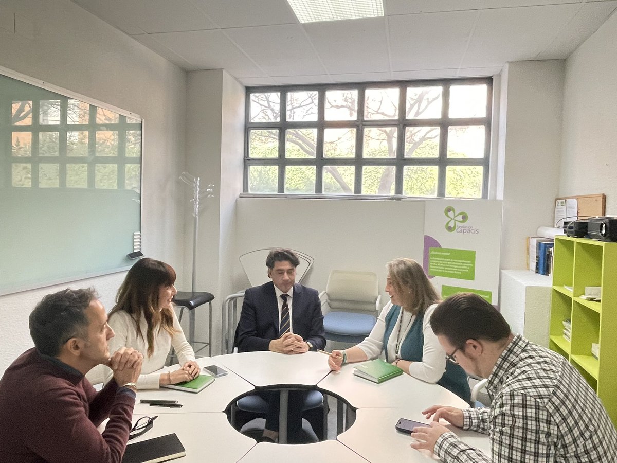 FCapacis's tweet photo. Un placer el recibir en @FCapacis a @davidperez, concejal presidente de la @JMDHortaleza, que nos visita para conocer nuestra labor y necesidades.

#SomosCapacis #EdiciónLimitada #InteligenciaLímite https://t.co/3buD0BLaLC