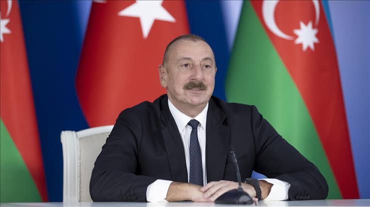 Azerbaycan Cumhurbaşkanı İlham Aliyev'den asrın felaketinin 1. yılında dayanışma mesajı:

Kudretli Türkiye devletinin bu zorlukları hızla aşacağından, bu acı sınavdan onurla hatta daha da güçlenerek çıkacağından eminim.

#DepremiUnutmaUnutturma 
#AsrınBirlikteliği 
#AsrınFelaketi