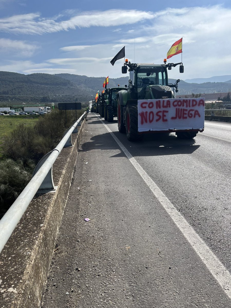 ILeonGamez's tweet photo. Desde #Antequera nos unimos a las protestas en defensa del #sectorprimario #conlacomidanosejuega #6f https://t.co/v8IRLLckTq