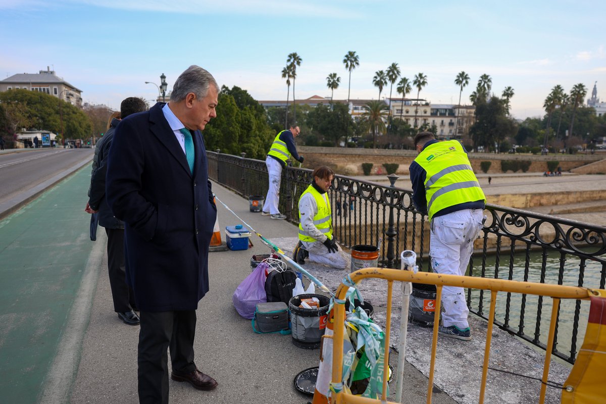 🚧🌉 Avanzan las tareas de conservación del puente de Triana, Cristo de la Expiración, San Telmo y Los Remedios. El alcalde ha revisado estos trabajos, consistentes en:

🔒 Retirada de elementos como candados y pegatinas
🍃 Desbroce en las zapatas
🖌️ Pintura de protección