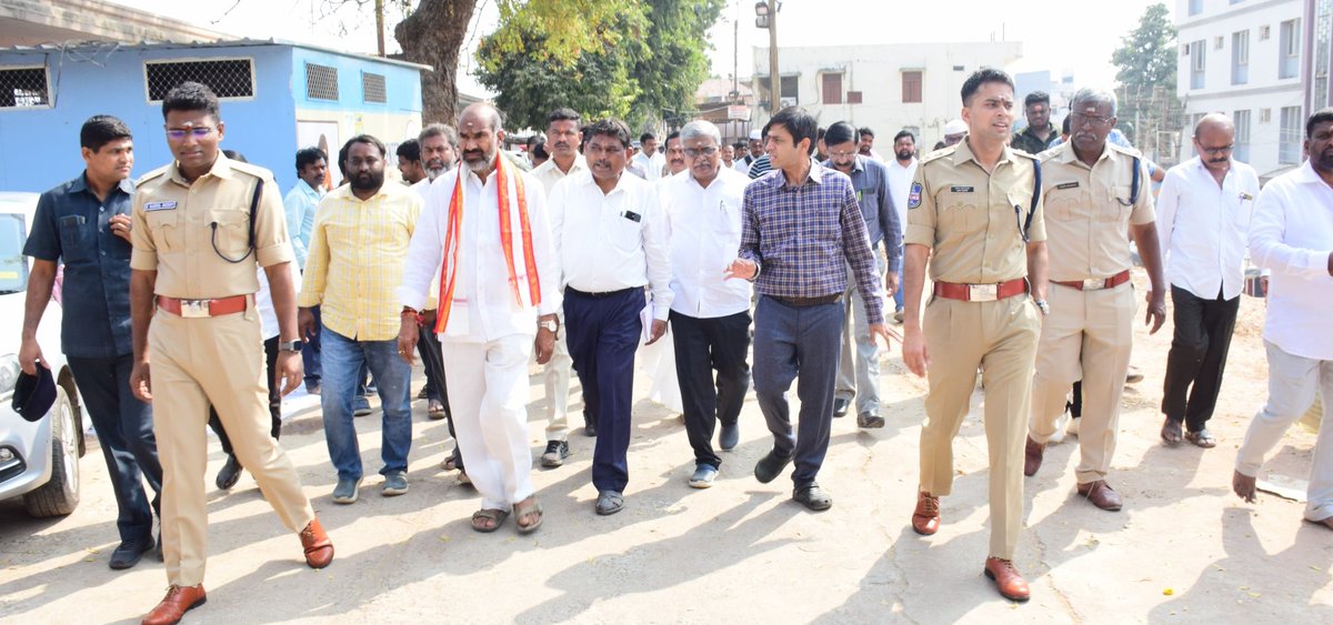 వేములవాడలో మార్చి 7వ తేదీ నుంచి 9వ తేదీ వరకు మహాశివరాత్రి జాతర జరగనున్న నేపథ్యంలో ఆలయ పరిసరాల్లో పర్యటించి, భక్తులకు ఇబ్బందులు కలగకుండా చేపడుతున్న ఏర్పాట్లను క్షేత్ర స్థాయిలో పరిశీలించిన గౌరవ ప్రభుత్వ విప్ శ్రీ <a href="/AadiSrinivasINC/">AADI SRINIVAS</a> గారు.

<a href="/TelanganaCMO/">Telangana CMO</a> <a href="/KondaSurekha/">Konda Surekha</a> <a href="/IPRTelangana/">IPRDepartment</a>