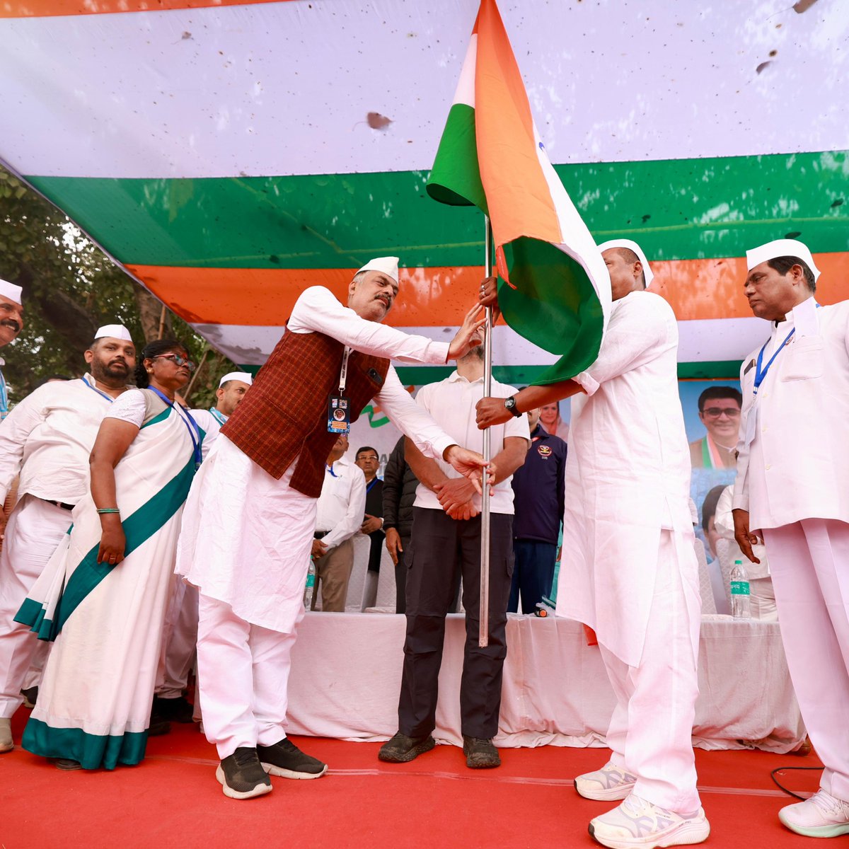 INCIndia's tweet photo. आज 'भारत जोड़ो न्याय यात्रा' भगवान बिरसा मुंडा जी की भूमि झारखंड से ओडिशा में प्रवेश कर रही है।

इस मौके पर झारखंड कांग्रेस अध्यक्ष @RajeshThakurINC जी ने ओडिशा कांग्रेस अध्यक्ष @SaratPatINC जी को राष्ट्रीय ध्वज सौंपा।

अन्याय के खिलाफ जारी न्याय की इस महायात्रा को कोई भी शक्ति नहीं रोक सकती।  

भारत जोड़ो न्याय यात्रा 🇮🇳
न्याय का हक, मिलने तक ✊🏽