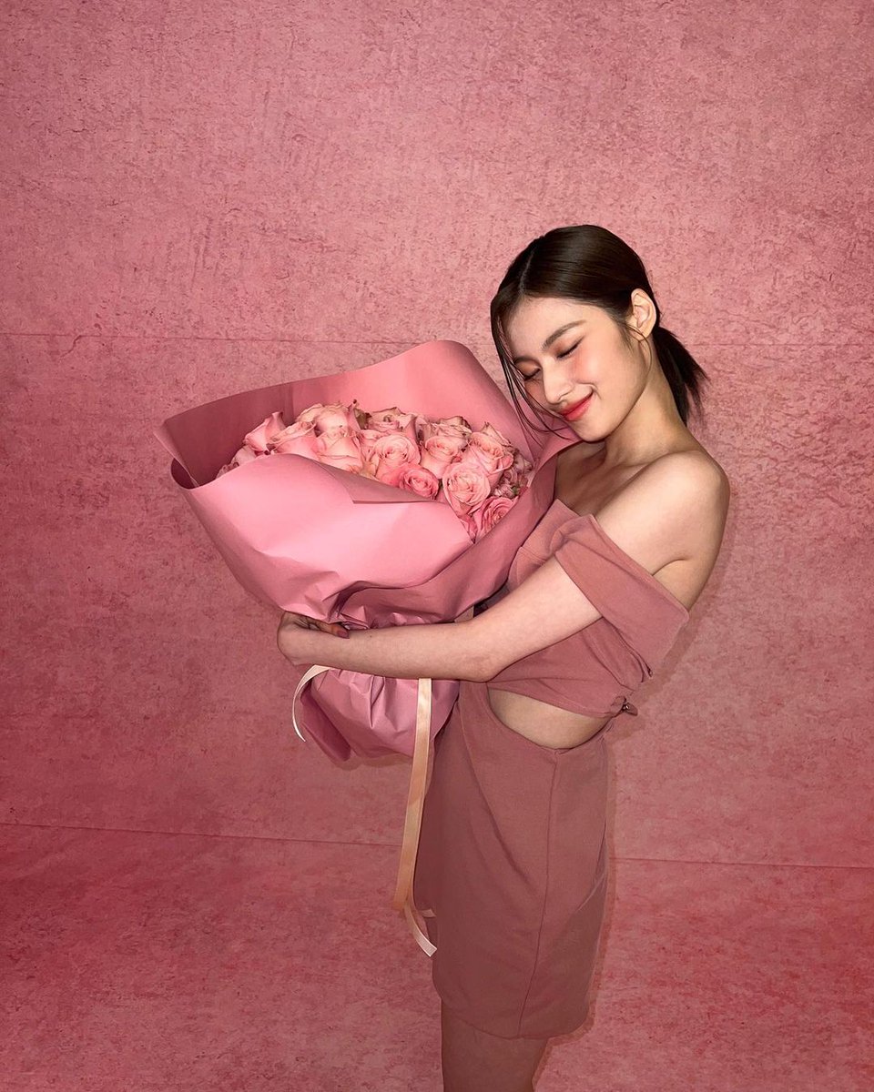 Going out to dinner to celebrate my girlfriend's birthday. Look, she is so pretty, isn’t it?