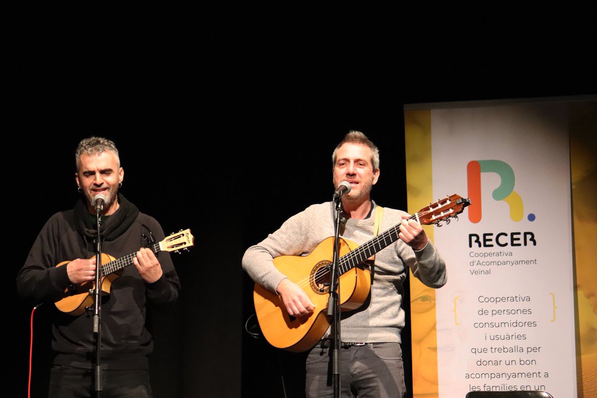 recercoop's tweet photo. 🎶 Dissabte el grup @xiulaoficial ens va tocar 'Dol i fa sol', sobre el dol infantil, després de veure i viure a flor de pell les emocions del documental que porta el mateix títol que la cançó

#acompanyamentveïnal #recercoop 
#festaderecer #festederecer https://t.co/fdg6eNOX2u