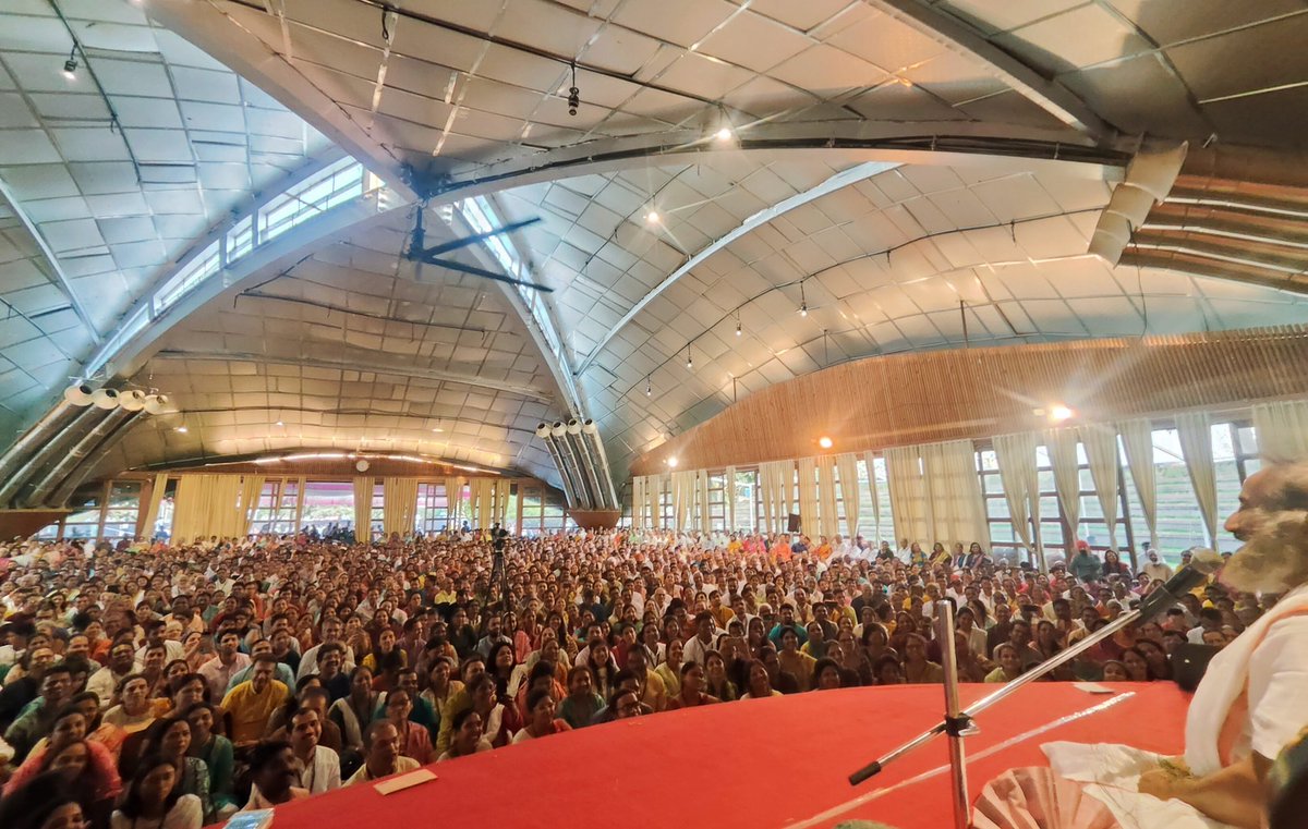 NambiarRajeev's tweet photo. The best of the best! Maharashtra @ArtofLiving teachers meet with Gurudev @SriSri @Triveni_Ashram https://t.co/a5rTL1fC3b