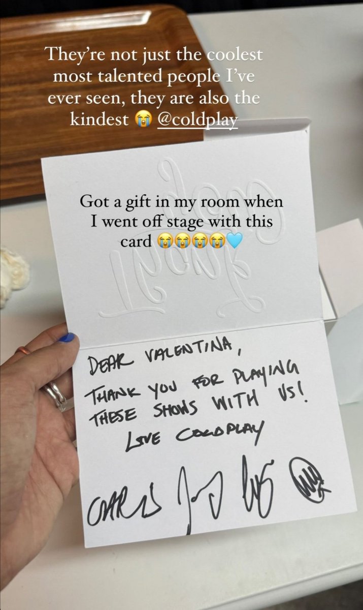 Valentina Ploy แชร์ลงไอจีสตอรี่ว่าพอลงจากเวทีหลังแสดงเปิด ก็พบกับจดหมายที่ทาง Coldplay ทิ้งไว้ให้ค่ะ

"วาเลนตินาที่รัก ขอบคุณที่ขึ้นแสดงในคอนเสิร์ตกับพวกเรานะ ด้วยรักจาก Coldplay"

ใจฟูสุด ๆ เลยค่ะ 🥺💜♥️

#ColdplayBangkok