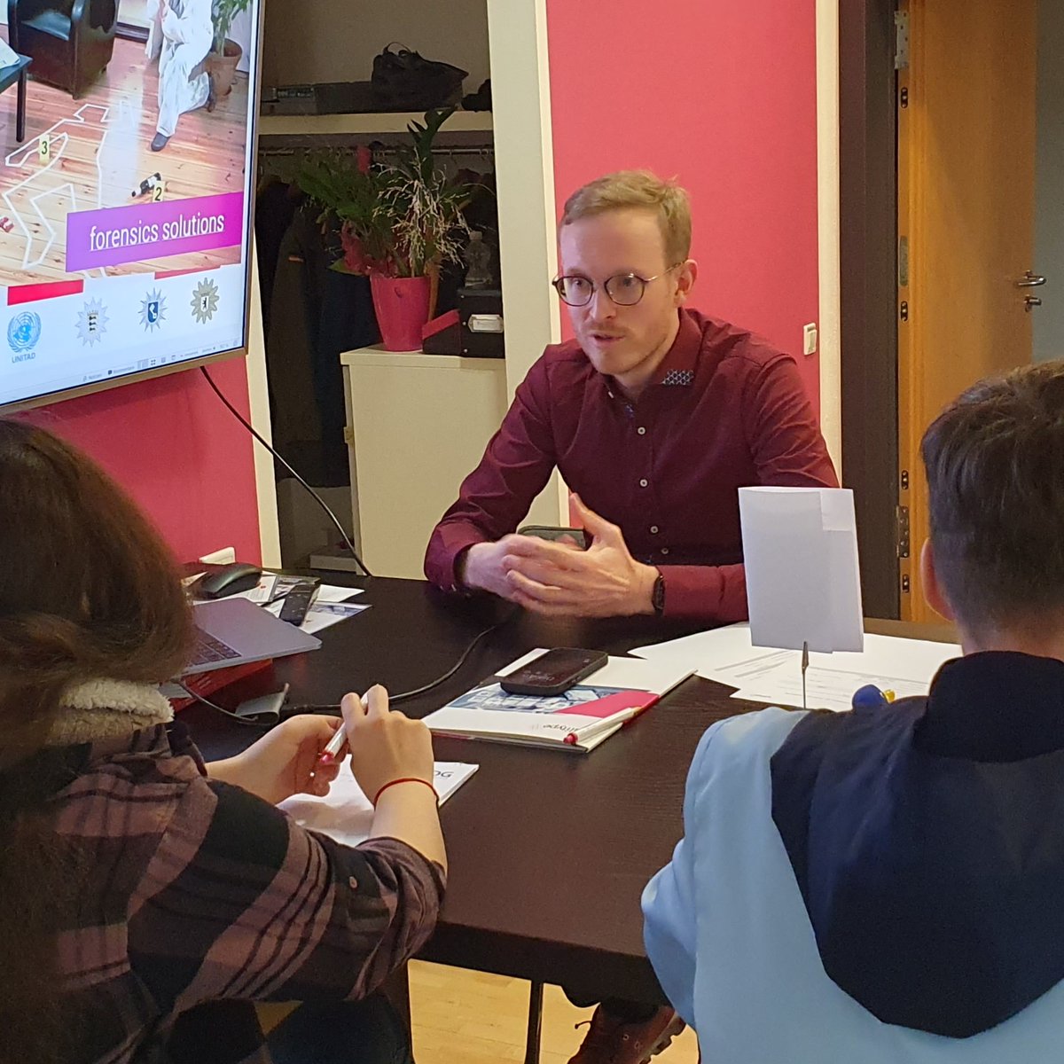 Unser angekündigter Besuch ist da – und hat schon für Wirbel gesorgt… Unsere MitarbeiterInnen – als auch unser Chef – mussten Rede und Antwort stehen, was sie hier bei der qualitype eigentlich den ganzen Tag so machen... Mehr zum Verlauf unseres Besuchs dann in Kürze...