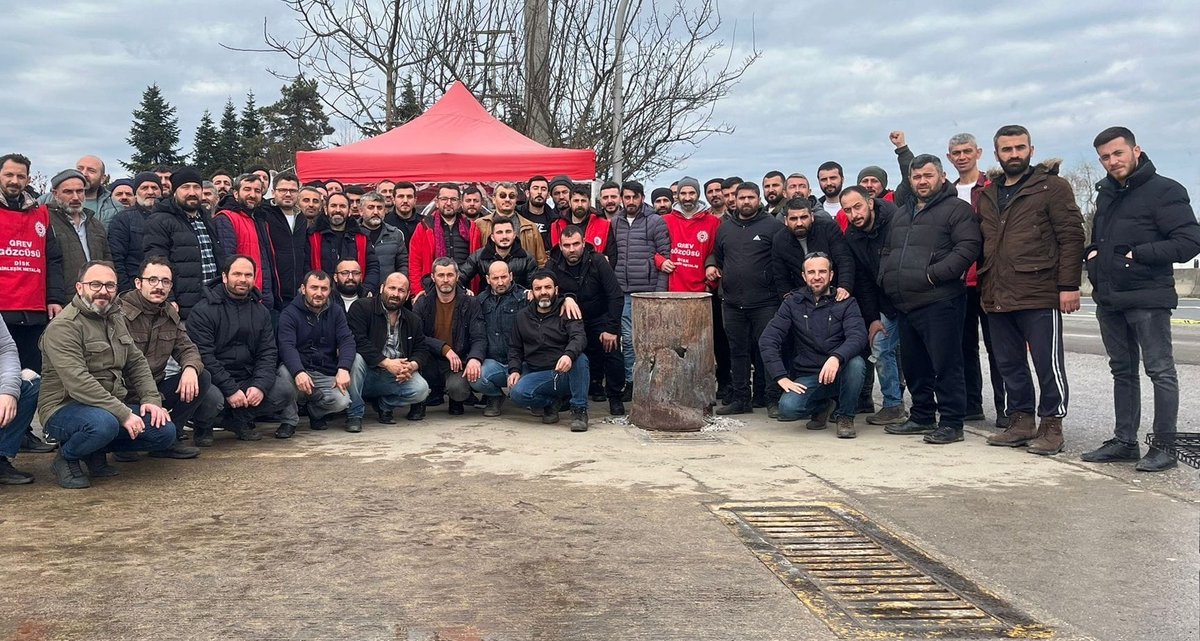 BirlesikMetal's tweet photo. Erciyas Çelik Boru işçilerinin (DÜZCE ve MERSİN) #Grevi 7. Gününde....
#GREV ateşi dayanışma ziyaretleriyle büyüyor…
#YaşasınSınıfDayanışması https://t.co/1up2nyVnxZ