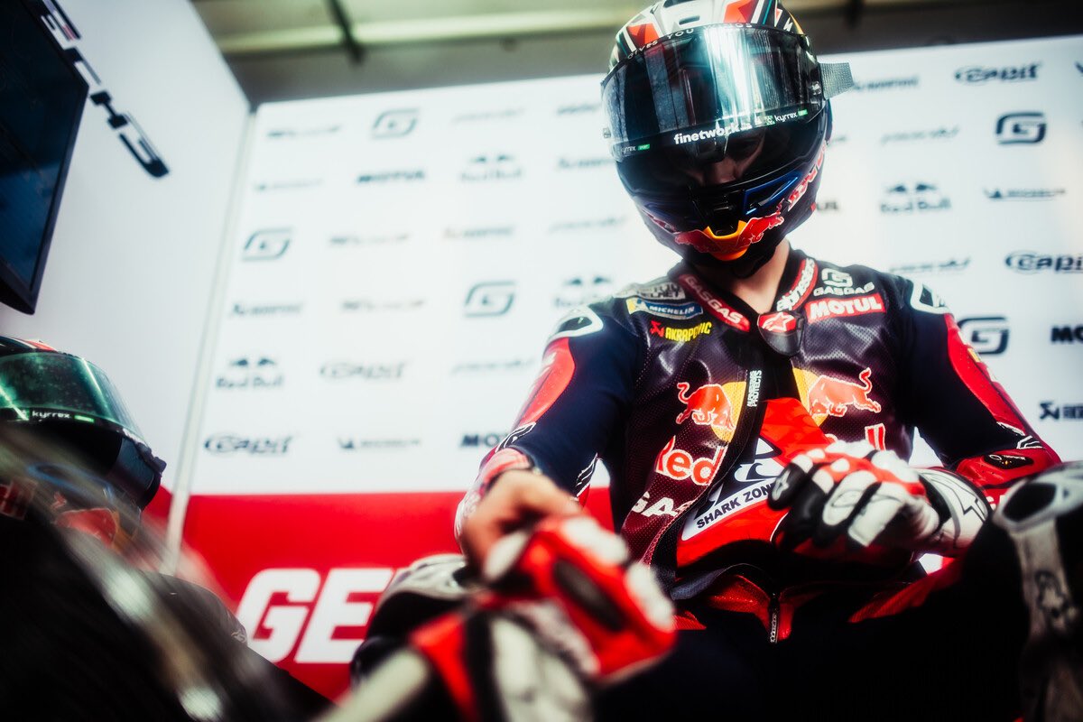 37_pedroacosta's tweet image. Day dONE! 💪🏻 Keep working, keep learning 🦈

Go go go gooo!! 🕺🏻#SepangTest #MotoGP