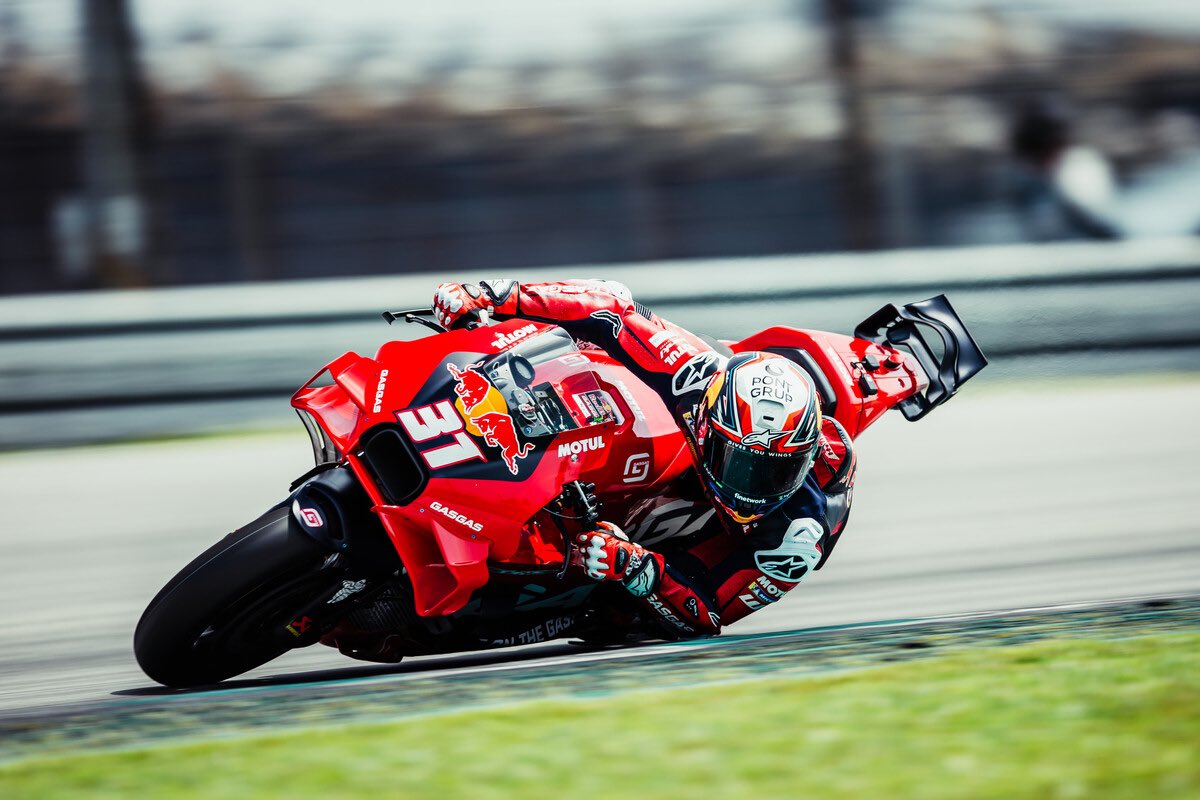 37_pedroacosta's tweet image. Day dONE! 💪🏻 Keep working, keep learning 🦈

Go go go gooo!! 🕺🏻#SepangTest #MotoGP