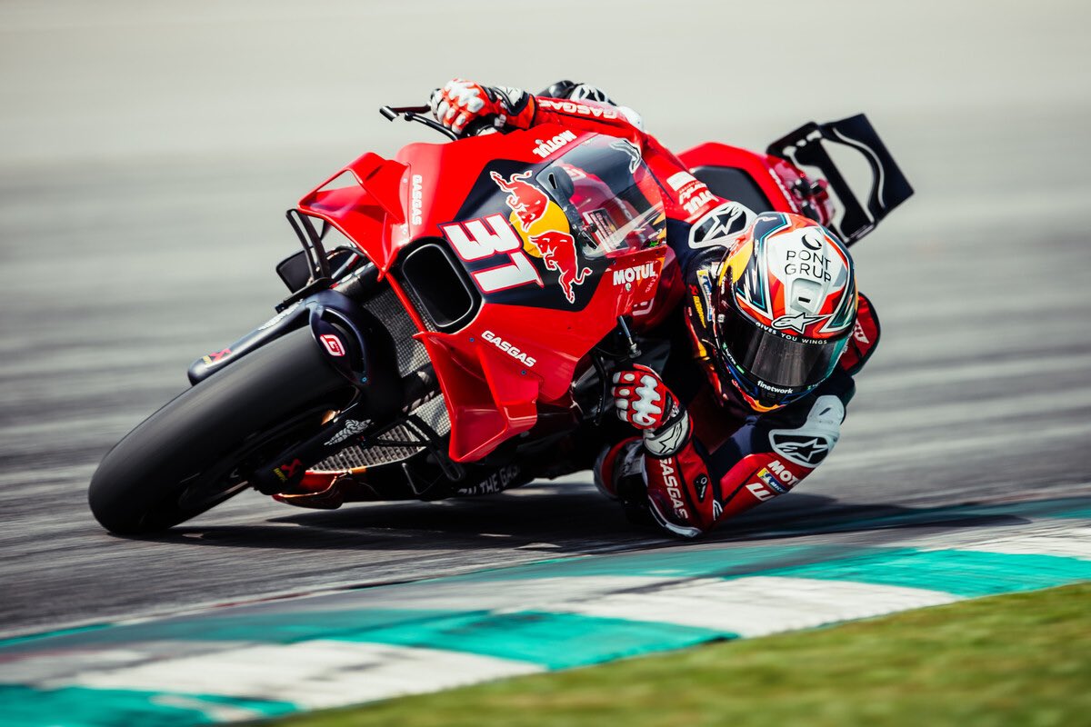 37_pedroacosta's tweet image. Day dONE! 💪🏻 Keep working, keep learning 🦈

Go go go gooo!! 🕺🏻#SepangTest #MotoGP