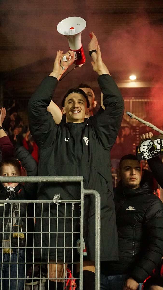 🫣Petit instant auto promo : 

J’ai raté le match de samedi pour la bonne cause. J’ai eu la chance d’être accrédité en tant que photographe/créateur de contenu sur un match pro pour la 1ere fois de ma vie ! 

J’en ai profité pour discuter avec Adrien Hunou à la fin évidemment. 🦊