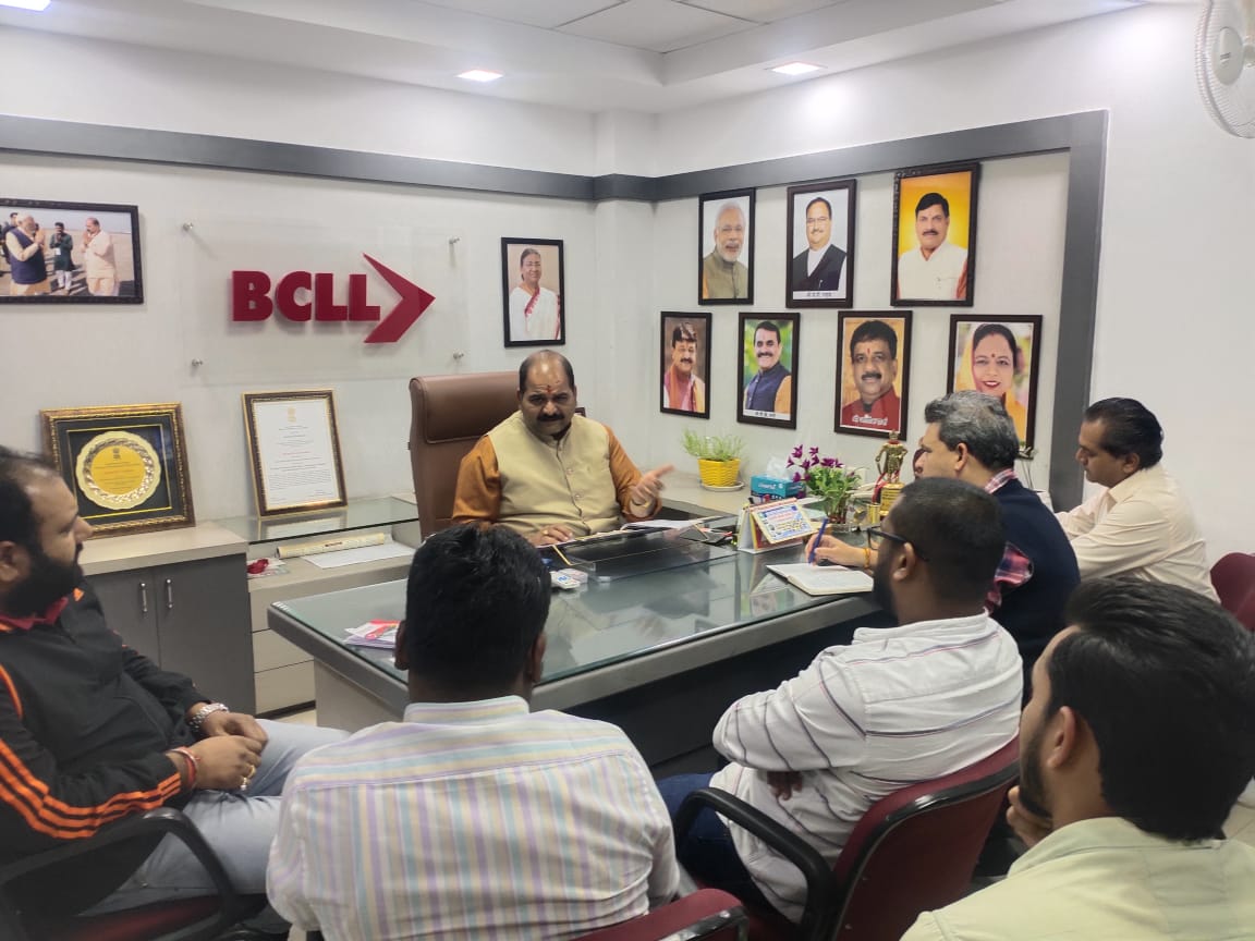ManojRathoreMP's tweet photo. आज #ISBT स्थित #BCLL_कार्यालय में बस सुविधा को सुगम बनाने हेतु बस ऑपरेटर के साथ बैठक कर,नागरिकों को आ रही समस्याओं का निवारण करने हेतु संबंधित अधिकारियों को दिशा-निर्देश दिए।
#ManojRathore मनोज राठौर,पार्षद वार्ड क्र 13 (MIC)
#BhopalCityLinkLimited #BCLL
@BMCBhopal https://t.co/vmBA8iUd4s