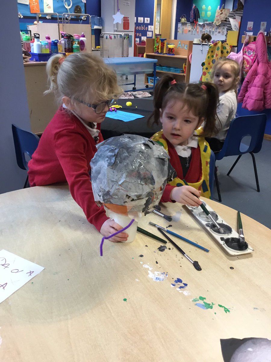 NurseryOPS's tweet image. Watch this space artists! 🚀🧑‍🚀
We have been investigating planet’s through pictures and we used them to help us perfect our painting. 
#expressiveartanddesign
#opsscience
