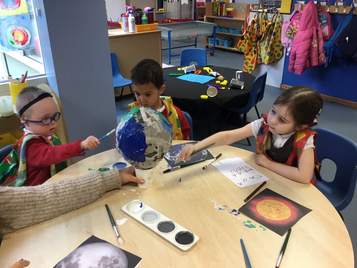 NurseryOPS's tweet image. Watch this space artists! 🚀🧑‍🚀
We have been investigating planet’s through pictures and we used them to help us perfect our painting. 
#expressiveartanddesign
#opsscience