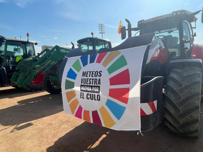 1) La #Agenda2030 (esa gran desconocida de la que tod@s hablan, pero que poc@s han leído) busca alcanzar una #prosperidad que sea respetuosa con el #ecosistema que nos sustenta y sus habitantes (incluíd@s nosotr@s)

Esta imagen es de las protestas de hoy
👇Va hilo #Sostenibilidad