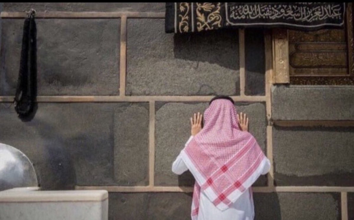 <a href="/daystar_19/">سُ</a> وحين ختمت دعاء استخارتي في بقائهم بـ:"واقدر لي الخير حيث كان ثم رضني به"
تلفعني برد اليقين ..
وهناء البال..
أني لن أضِل أو أضَل..
لن أزِل أو أزَل..
لن أَظلِم أو أُظلَم..
لن أجهل أو يجهل علي..
وأن ذلك الجرح النازف عما قريب سيلتئم..
وأن الصبر ساعة …
أما العوض فهو عمر لا ينقضي..