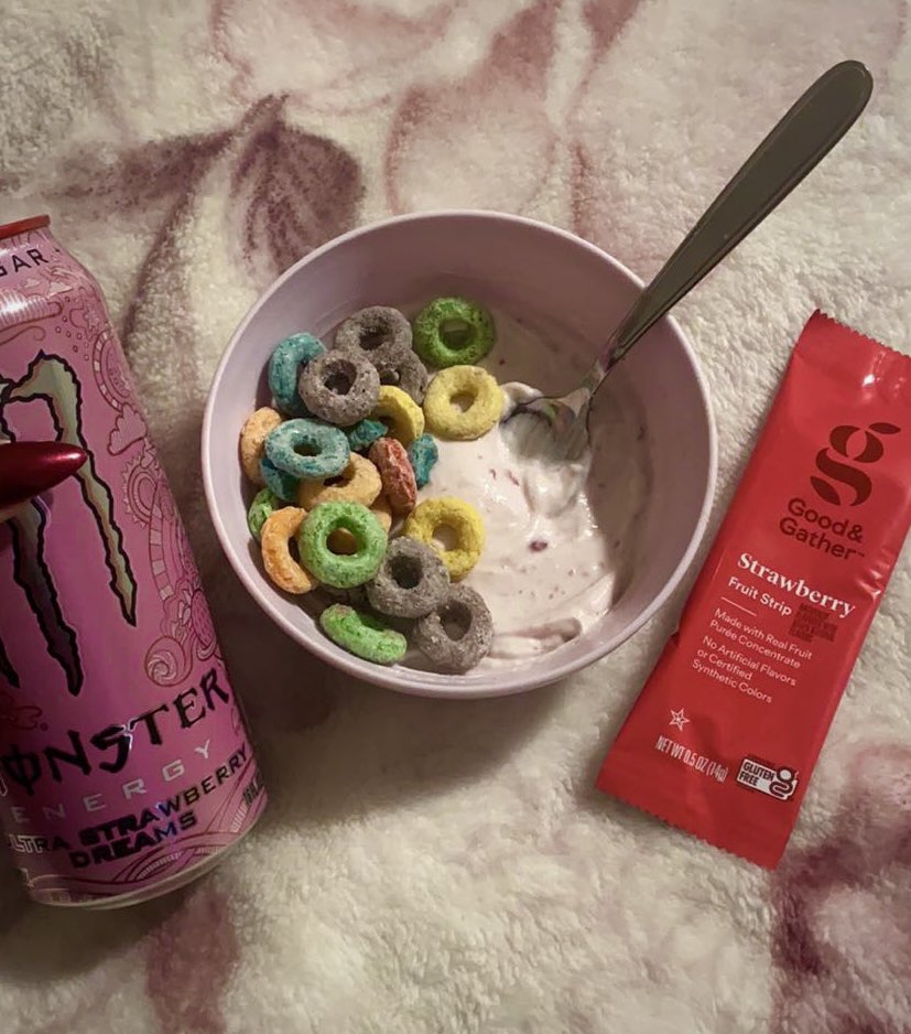 vewannabelovely's tweet photo. Today’s breakfast: 155 calories
I LOVE cereal and yogurt 💕
#mealspo #lowcal #smallportion #edtwt https://t.co/C9pM81nNUC