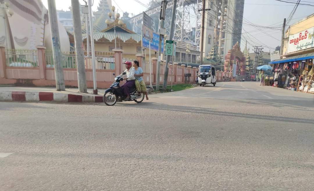 naingnaingaung's tweet photo. On Feb 1 in Pyay city, Bago Region, residents took part in the #SilentStrike to mark three years under the military coup.
#SpringRevolution_3rdAnniversary
#2024Feb6Coup
#WhatsHappeningInMyanmar https://t.co/YFBLtkrwnC