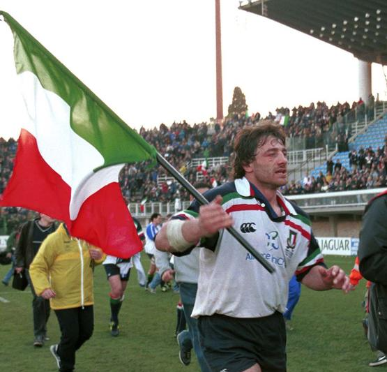 Federugby's tweet photo. 𝙉𝙚𝙡 𝙧𝙪𝙜𝙗𝙮, 𝙞 𝙫𝙖𝙡𝙤𝙧𝙞 𝙙𝙚𝙡𝙡’𝙪𝙤𝙢𝙤 𝙚 𝙙𝙚𝙡𝙡’𝙖𝙩𝙡𝙚𝙩𝙖 𝙨𝙤𝙣𝙤 𝙞𝙣𝙨𝙘𝙞𝙣𝙙𝙞𝙗𝙞𝙡𝙞 - Massimo #Giovanelli
Tanti auguri allo storico Capitano di #Italrugby, alla guida degli Azzurri in 3⃣7⃣ occasioni dopo l'esordio nel 1989 💙
#rugbypassioneitaliana https://t.co/HP7m6wQm29