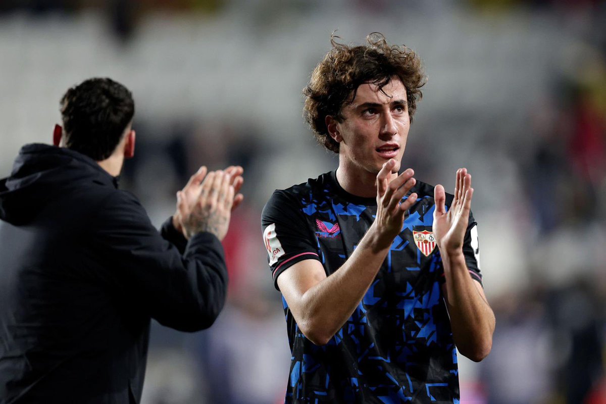 di3gohormigo's tweet photo. Muy contento por mi debut esta temporada en @LaLiga con el equipo de mi vida! Conseguimos 3 puntos importantísimos para seguir en la lucha!  
Juntos somos mas fuertes! #SevillaFC https://t.co/Uzek6rQ89c