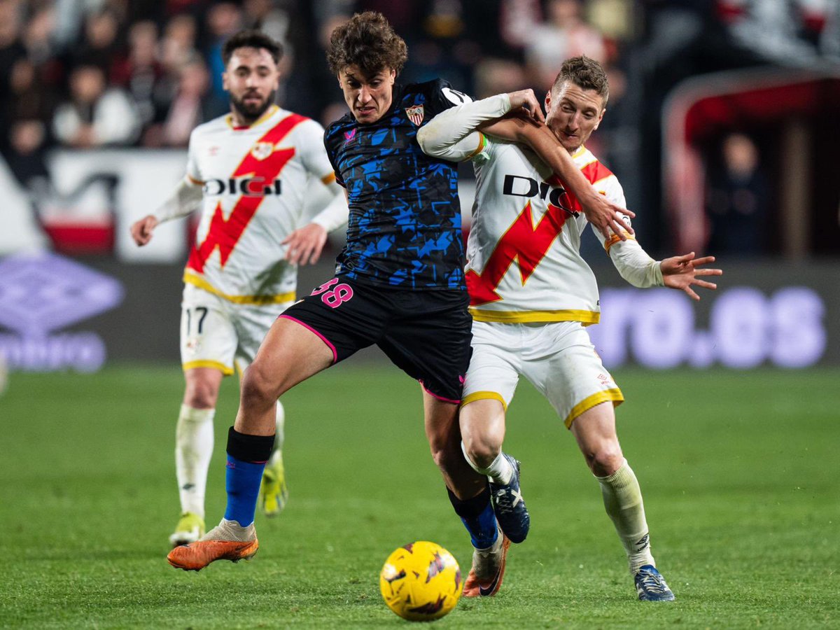 di3gohormigo's tweet photo. Muy contento por mi debut esta temporada en @LaLiga con el equipo de mi vida! Conseguimos 3 puntos importantísimos para seguir en la lucha!  
Juntos somos mas fuertes! #SevillaFC https://t.co/Uzek6rQ89c