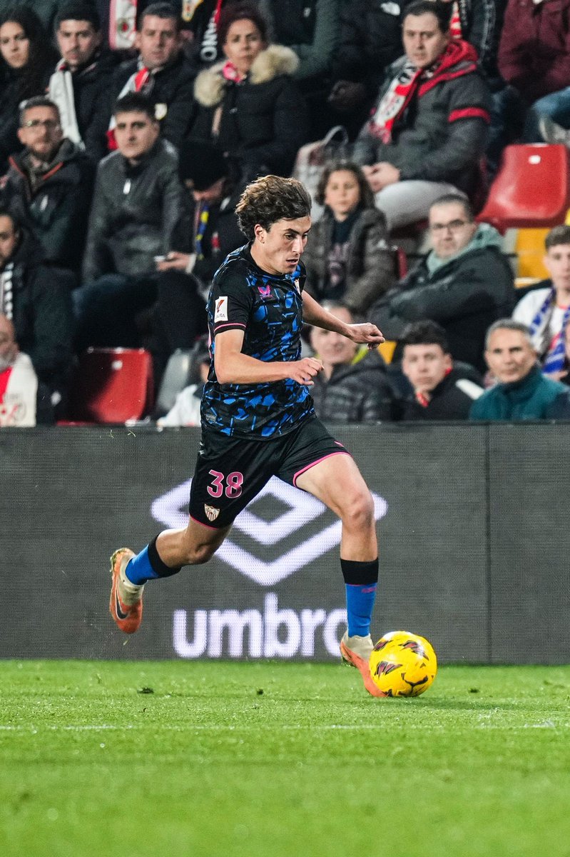 di3gohormigo's tweet photo. Muy contento por mi debut esta temporada en @LaLiga con el equipo de mi vida! Conseguimos 3 puntos importantísimos para seguir en la lucha!  
Juntos somos mas fuertes! #SevillaFC https://t.co/Uzek6rQ89c