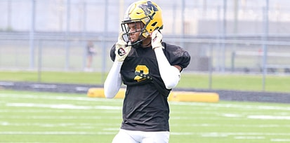 The #Gators are 'most definitely' a top option for Texas-based cornerback approaching the 40-offer mark. 'It was real nice talking to @CoachRonRoberts.' STORY: on3.com/teams/florida-… (On3+) Try @GatorsOnline for $1: on3.com/teams/florida-…