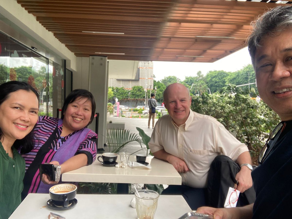 Lamaisondelind1's tweet image. Wonderful meeting with our friends  @afterhoursbooks to give the gourmand award prize for their Jamu book.
Congrats Pak Bram and Mbak @yvonne_hubner ! #lamaisondelindonesieparis #networkingbusiness