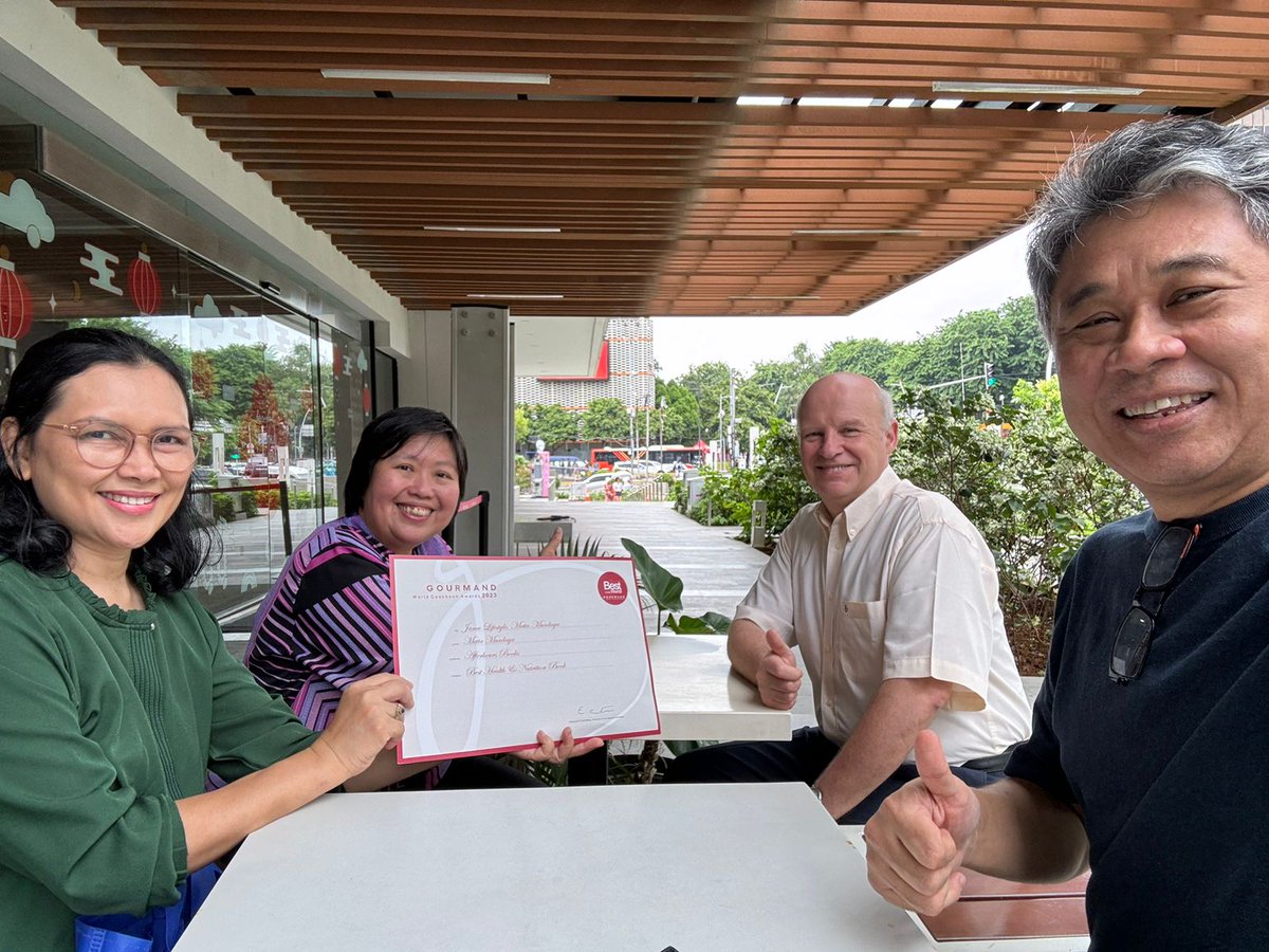 Lamaisondelind1's tweet image. Wonderful meeting with our friends  @afterhoursbooks to give the gourmand award prize for their Jamu book.
Congrats Pak Bram and Mbak @yvonne_hubner ! #lamaisondelindonesieparis #networkingbusiness