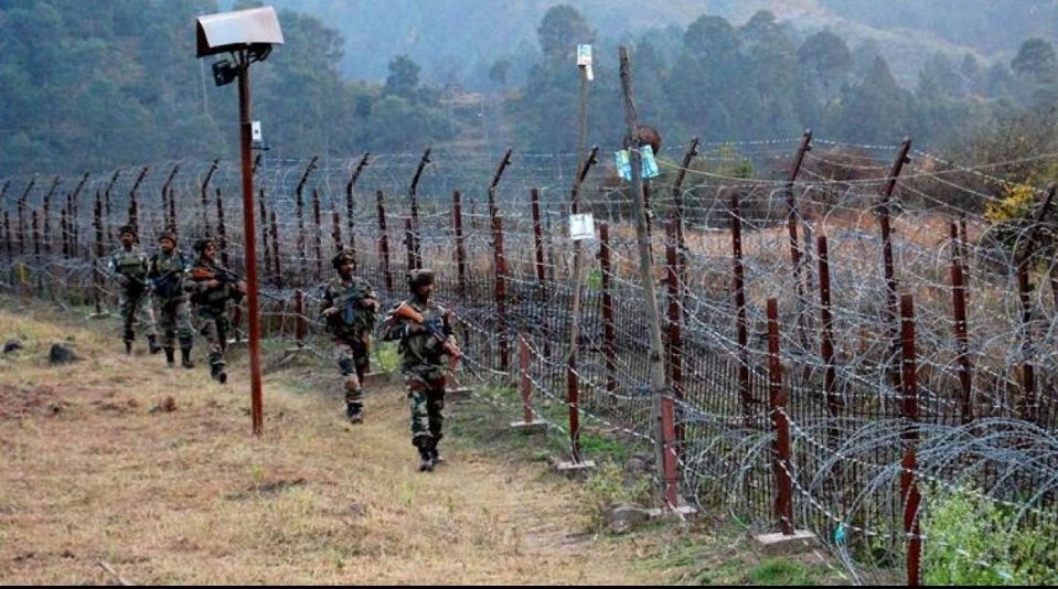 MeghUpdates's tweet photo. BIG ⚡️  Modi Govt has decided to construct a fence along the entire 1643-kilometer-long Indo-Myanmar border. 

To facilitate better surveillance, a patrol track along the border will also be paved.

10km border along Manipur has already been fenced, remaining will be fenced soon https://t.co/K2dPoSmihU