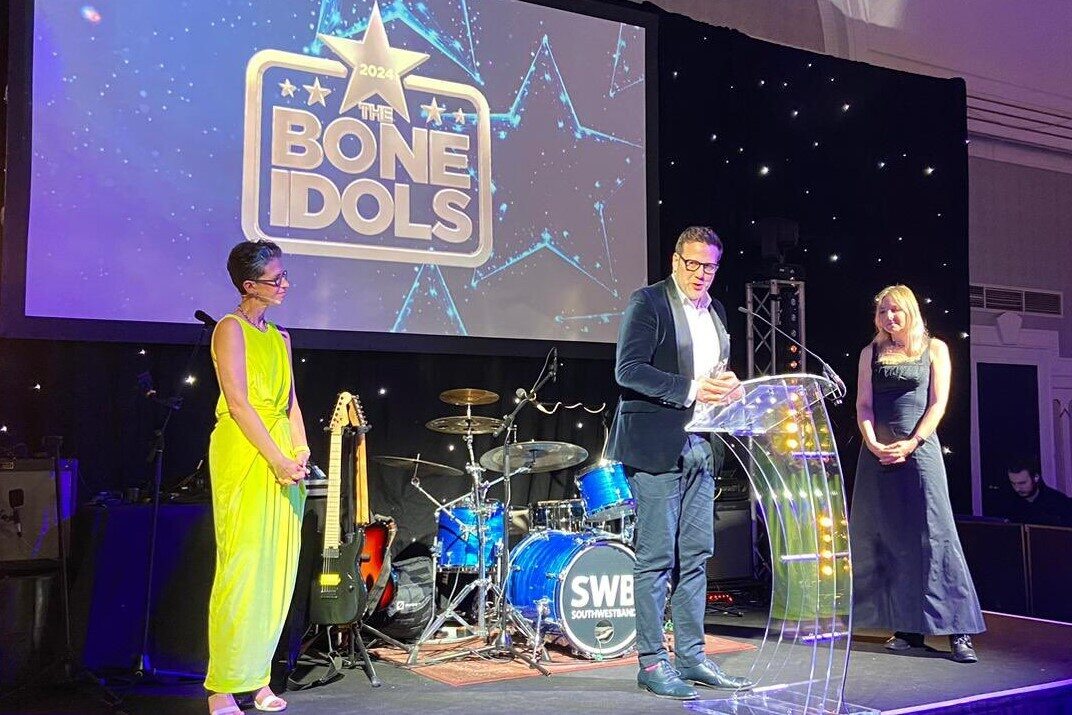Huge congratulations to our consultant orthopaedic surgeon Mr Lee Bayliss who won @BCRT Surgeon of the Year Bone Idol Award for his outstanding contribution to the primary bone cancer community.